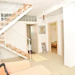 Apartament Yellow House *