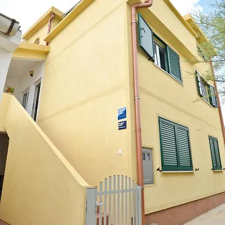 Apartment Yellow House *