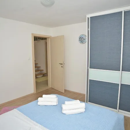 Yellow House Apartment *